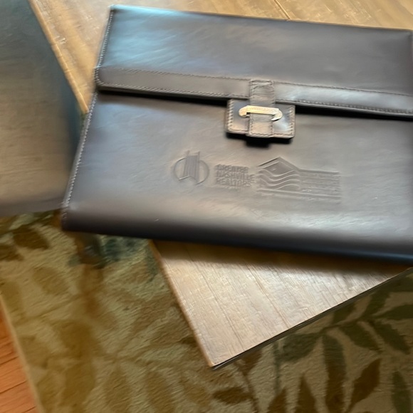 Cutter & Buck. Satchel. Very nice. Mahogany color. Excellent condition - Picture 1 of 7